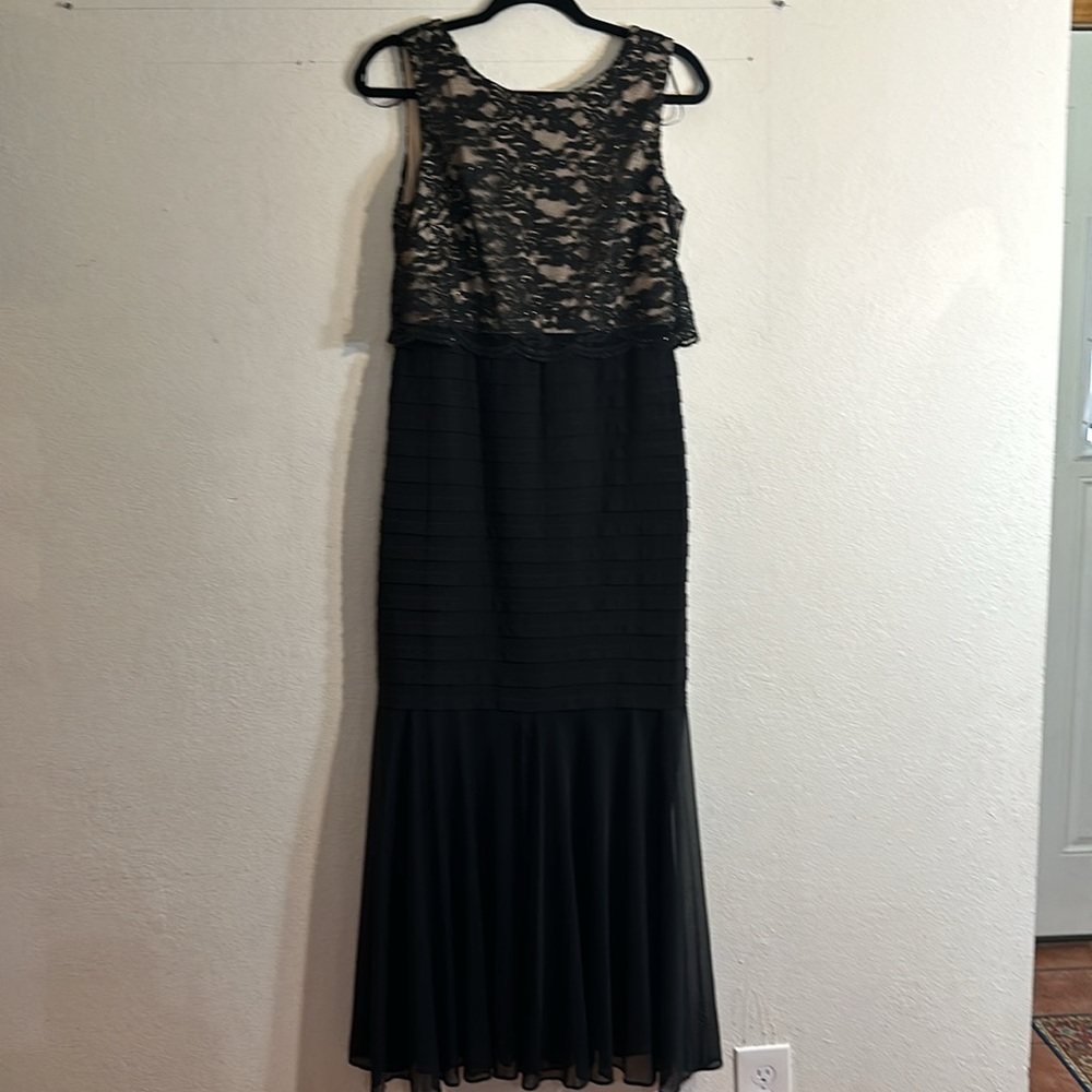 Beautiful floor length evening dress with sleeveless, fitted look